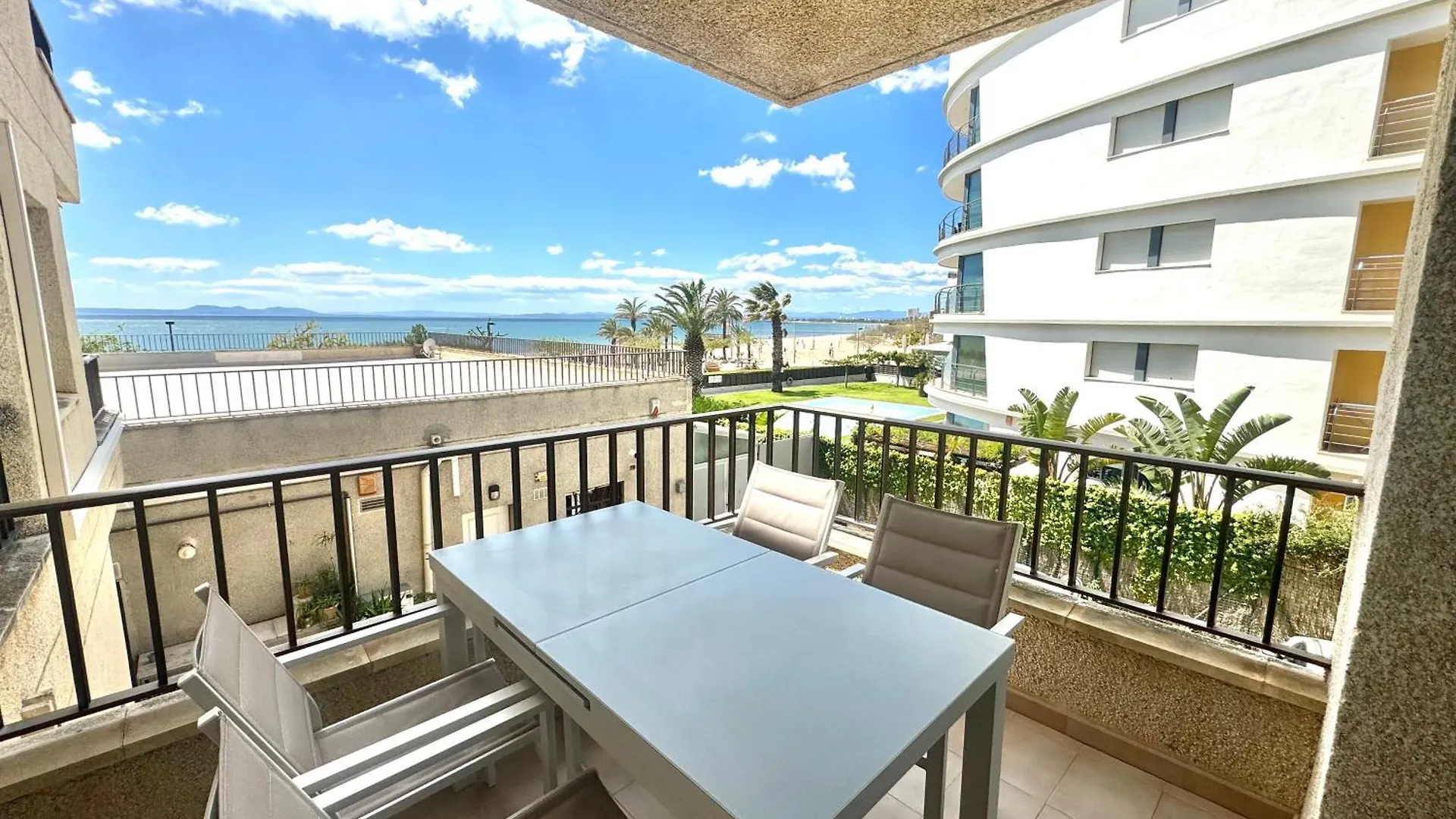 Castell Joncar Apartment Roses